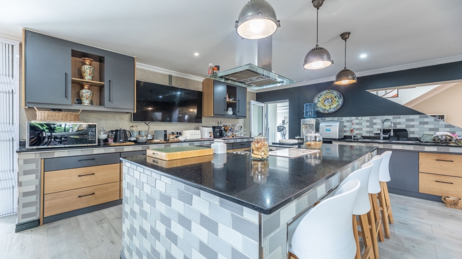 5 Bedroom Property for Sale in Flamingo Vlei Western Cape